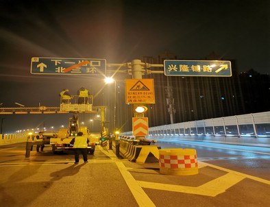 双鸭山郑州市北三环彩虹桥交通标志牌安装现场